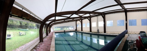 Un abri de piscine de 40 ans réhabilité en matériaux composi